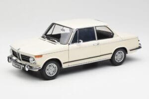 BMW 2002 Bílý Kyosho 1:18 08541W Kov