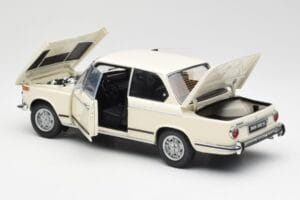 BMW 2002 Bílý Kyosho 1:18 08541W Kov – obrázek 5 z 8