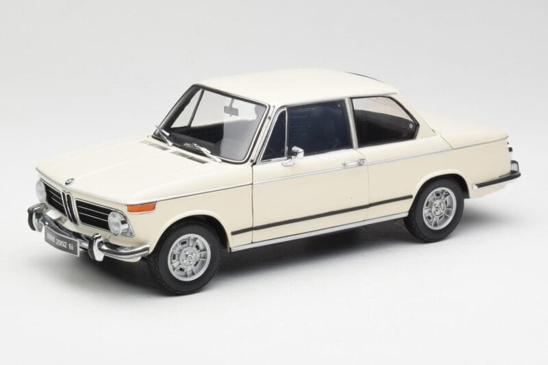 BMW 2002 Bílý Kyosho 1:18 08541W Kov