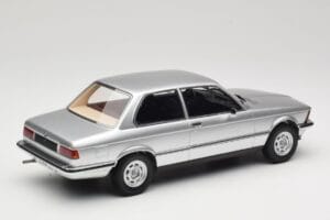 BMW 320 E21 Stříbrný Minichamps 1:18 107024200 Pryskyřice – obrázek 2 z 6