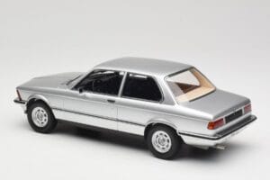 BMW 320 E21 Stříbrný Minichamps 1:18 107024200 Pryskyřice – obrázek 5 z 6
