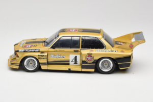 BMW 320i #4 Warsteiner J. Obermoser DRM 1977 Minichamps 1:18 180772105-R1 Kov – obrázek 4 z 8