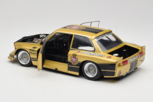 BMW 320i #4 Warsteiner J. Obermoser DRM 1977 Minichamps 1:18 180772105-R1 Kov – obrázek 5 z 8