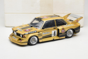 BMW 320i #4 Warsteiner J. Obermoser DRM 1977 Minichamps 1:18 180772105-R1 Kov – obrázek 8 z 8
