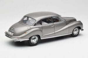 BMW 502 2.6 Luxus Silver Beige Metallic AUTOart 1:18 70591 Kov – obrázek 3 z 8