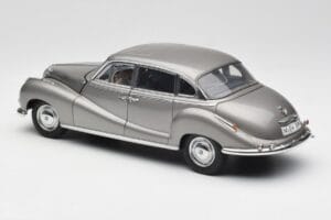 BMW 502 2.6 Luxus Silver Beige Metallic AUTOart 1:18 70591 Kov – obrázek 7 z 8
