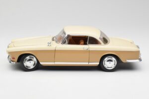 BMW 503 Béžový Revell 1:18 8832 Kov – obrázek 4 z 8