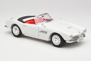 BMW 507 Touring Sport Feather White Revell 1:18 8810 Kov – obrázek 6 z 8