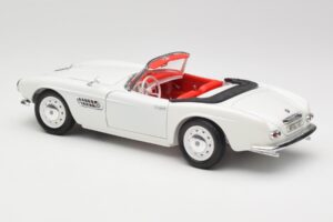 BMW 507 Touring Sport Feather White Revell 1:18 8810 Kov – obrázek 7 z 8