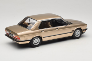 BMW 520i E28 Gold Metallic IXO 1:18 18CMC184 Kov – obrázek 2 z 6