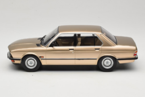 BMW 520i E28 Gold Metallic IXO 1:18 18CMC184 Kov – obrázek 3 z 6