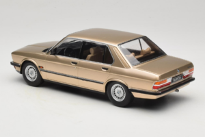 BMW 520i E28 Gold Metallic IXO 1:18 18CMC184 Kov – obrázek 5 z 6