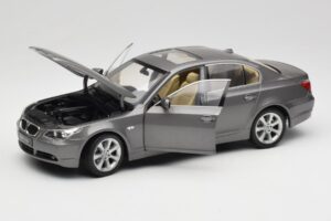 BMW 530i E60 Grey Metallic Revell 1:18 08841 Kov – obrázek 2 z 8