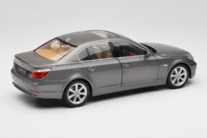 BMW 530i E60 Grey Metallic Revell 1:18 08841 Kov – obrázek 3 z 8