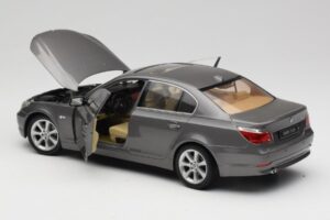 BMW 530i E60 Grey Metallic Revell 1:18 08841 Kov – obrázek 5 z 8