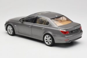 BMW 530i E60 Grey Metallic Revell 1:18 08841 Kov – obrázek 7 z 8