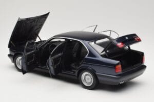 BMW 535i E34 Blue Metallic Minichamps 1:18 100024004 Kov – obrázek 5 z 8