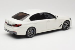 BMW 545e xDrive M-Sport G30 Bílý GT Spirit 1:18 GT496 Pryskyřice – obrázek 2 z 6