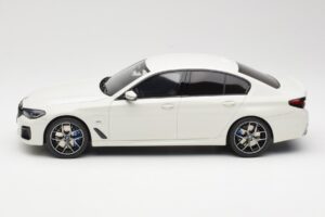 BMW 545e xDrive M-Sport G30 Bílý GT Spirit 1:18 GT496 Pryskyřice – obrázek 3 z 6