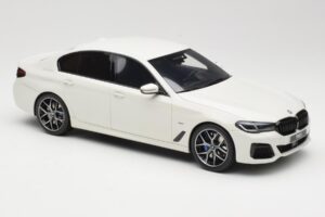 BMW 545e xDrive M-Sport G30 Bílý GT Spirit 1:18 GT496 Pryskyřice – obrázek 4 z 6