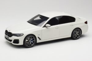 BMW 545e xDrive M-Sport G30 Bílý GT Spirit 1:18 GT496 Pryskyřice