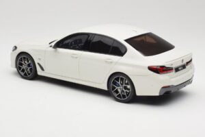 BMW 545e xDrive M-Sport G30 Bílý GT Spirit 1:18 GT496 Pryskyřice – obrázek 5 z 6