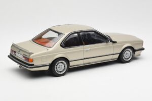 BMW 635 CSi E24 Bronzit Beige Metallic AUTOart 1:18 70523 Kov – obrázek 3 z 8