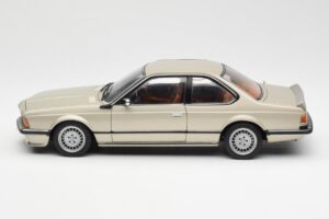 BMW 635 CSi E24 Bronzit Beige Metallic AUTOart 1:18 70523 Kov – obrázek 4 z 8
