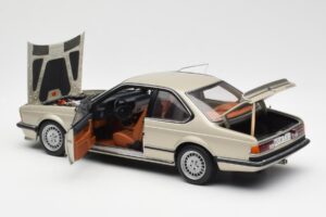 BMW 635 CSi E24 Bronzit Beige Metallic AUTOart 1:18 70523 Kov – obrázek 5 z 8