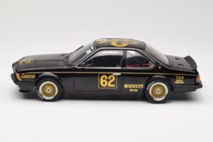 BMW 635 CSi E24 #62 J. Richards JPS Team BMW ATCC Winner 1985 AUTOart 1:18 88548 Kov – obrázek 4 z 8