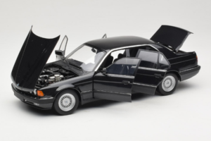 BMW 730i E32 Black Metallic Minichamps 1:18 100023002 Kov – obrázek 2 z 8