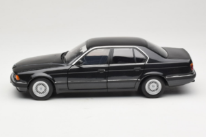 BMW 730i E32 Black Metallic Minichamps 1:18 100023002 Kov – obrázek 4 z 8