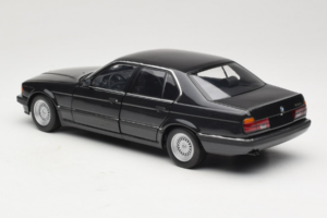 BMW 730i E32 Black Metallic Minichamps 1:18 100023002 Kov – obrázek 7 z 8