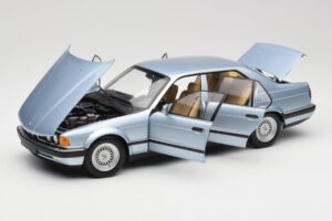 BMW 730i E32 Světle Modrý Metallic Minichamps 1:18 100023008 Kov – obrázek 2 z 8