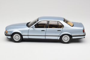 BMW 730i E32 Světle Modrý Metallic Minichamps 1:18 100023008 Kov – obrázek 4 z 8