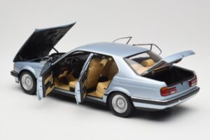 BMW 730i E32 Světle Modrý Metallic Minichamps 1:18 100023008 Kov – obrázek 5 z 8