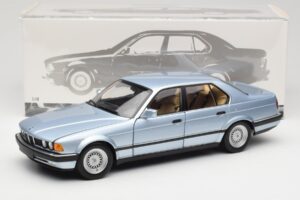 BMW 730i E32 Světle Modrý Metallic Minichamps 1:18 100023008 Kov – obrázek 8 z 8