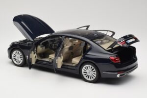 BMW 750Li F02 Imperial Blue Paragon 1:18 80432405586 Kov – obrázek 5 z 8