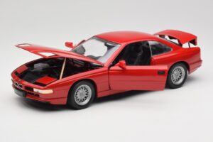 BMW 850Ci E31 Brilliant Red Revell 1:18 8827 Kov – obrázek 2 z 8