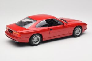 BMW 850Ci E31 Brilliant Red Revell 1:18 8827 Kov – obrázek 3 z 8