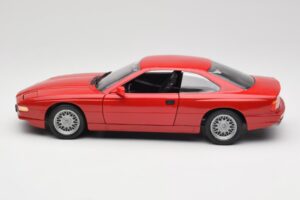 BMW 850Ci E31 Brilliant Red Revell 1:18 8827 Kov – obrázek 4 z 8