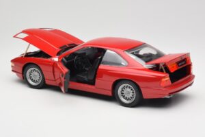 BMW 850Ci E31 Brilliant Red Revell 1:18 8827 Kov – obrázek 5 z 8