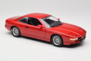 BMW 850Ci E31 Brilliant Red Revell 1:18 8827 Kov – obrázek 6 z 8
