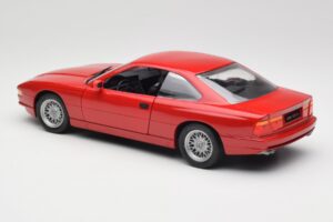 BMW 850Ci E31 Brilliant Red Revell 1:18 8827 Kov – obrázek 7 z 8