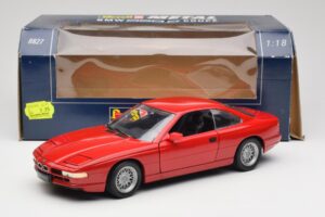 BMW 850Ci E31 Brilliant Red Revell 1:18 8827 Kov – obrázek 8 z 8