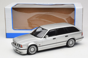 BMW Alpina B10 E34 4.6 Touring Stříbrný MCG 1:18 MCG18332MCW Kov – obrázek 6 z 6