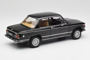 BMW 2002 L E10 Černý AUTOart 1:18 70603 Kov – obrázek 3 z 8