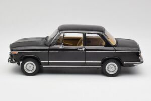 BMW 2002 L E10 Černý AUTOart 1:18 70603 Kov – obrázek 4 z 8