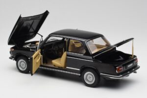 BMW 2002 L E10 Černý AUTOart 1:18 70603 Kov – obrázek 5 z 8