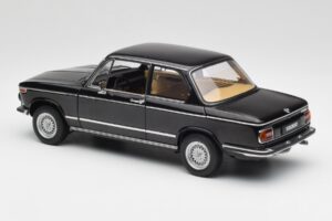BMW 2002 L E10 Černý AUTOart 1:18 70603 Kov – obrázek 7 z 8